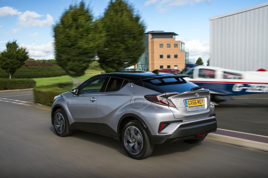  Toyota C-HR 2016 года  (UK) (фото 7 из 32)